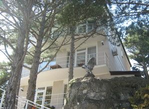 Сдам двухкомнатный этаж дома в Мисхоре квартира посуточно ул.Петровского 22, Кореиз