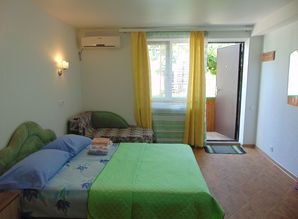 Трехместный номер 'Мята' с кухней мини-отель посуточно Шаляпина, 16/94, Новый Свет