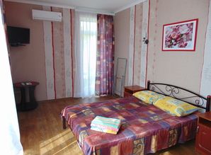 Четырехместная двухкомнатная студия мини-отель посуточно ул.Шаляпина, 16В, Новый Свет