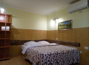 Сдам 1 этаж в коттедже для двоих человек квартира посуточно парковый спуск 32, Кореиз